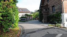 Eine kritische Stelle im Oberalpfener Straßenverkehr: Am Eingang zur Ringstraße ist die Sicht durch eine Hecke stark eingeschränkt. Hier ...