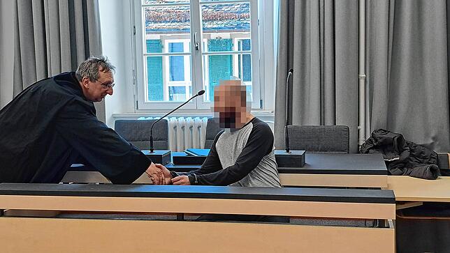 ein 35-Jähriger Mann muss nicht ins Gefängnis, sondern kommt für unbestimmte Zeit in ein psychiatrisches Krankenhaus, nachdem er eine ...