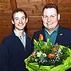 Jan-Lukas Schmitt, Kreisvorsitzender der Grünen Waldshut, gratuliert Niklas Nüssle nach der Wahl zum Kandidaten für die Landtagswahl 2026.