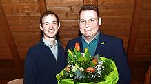 Jan-Lukas Schmitt, Kreisvorsitzender der Grünen Waldshut, gratuliert Niklas Nüssle nach der Wahl zum Kandidaten für die Landtagswahl 2026.