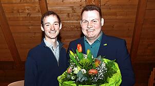 Jan-Lukas Schmitt, Kreisvorsitzender der Grünen Waldshut, gratuliert Niklas Nüssle nach der Wahl zum Kandidaten für die Landtagswahl 2026.