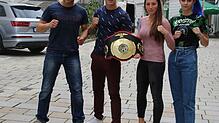 Marco Graf, Sebastian Harms-Mendez, Laura Torre und Kristin Schwer (von links) stehen bei der Bodensee Fightnight im Seepark am ...