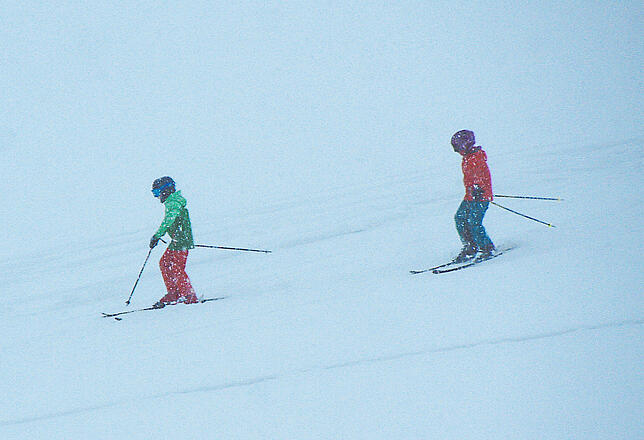Skifahrer genießen die Abfahrt in Schonach.