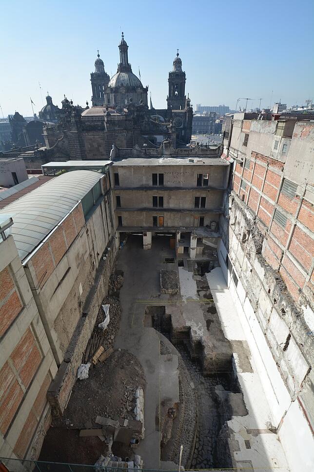 Auf der Suche nach den Spuren der Vergangenheit: ein Blick auf die Ausgrabung des Tempels des Ehecatl-Quetzalcoatl in Mexiko-Stadt.