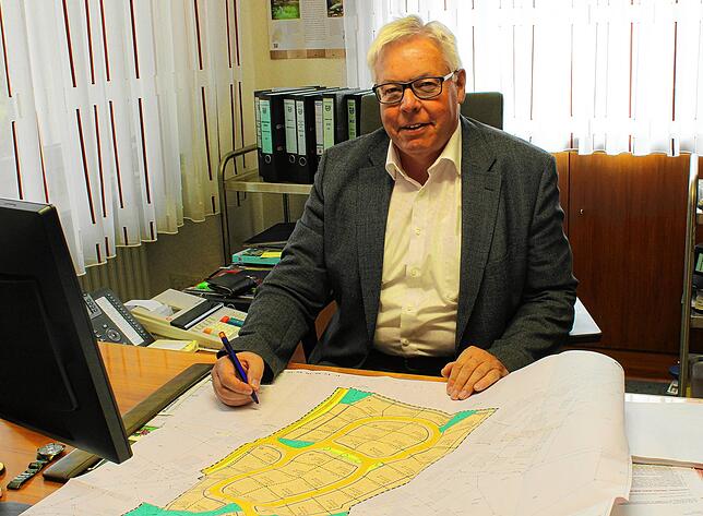Im Rathaus von Sauldorf wird an den Plänen für das neue Baugebiet „Letten“ gearbeitet. Bürgermeister Wolfgang Sigrist freut ...