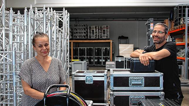 Cornelia und Markus Käfer in der Halle ihrer Veranstaltungstechnikfirma Käfer PA im alten Seemanngebäude auf der Schwenninger Steig.