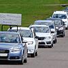 Rund 60 Fahrzeuge beteiligen sich an dem Autokorso in Tannheim, zum Teil waren die Autos mit fantasievollen Plakaten versehen.
