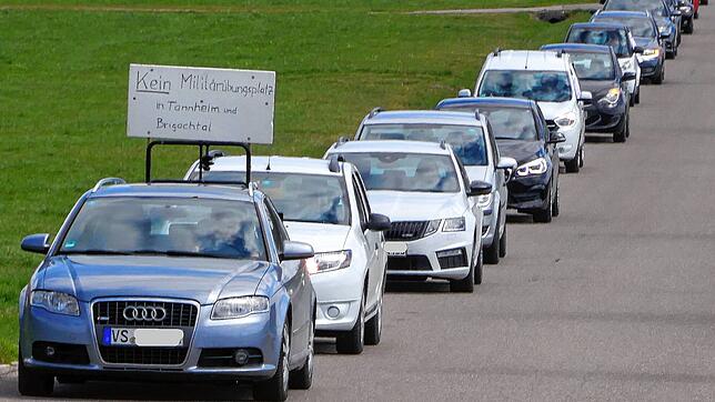 Rund 60 Fahrzeuge beteiligen sich an dem Autokorso in Tannheim, zum Teil waren die Autos mit fantasievollen Plakaten versehen.