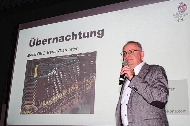 Narrenrichter Jürgen Koterzyna stellte die Planung vor und gab Tipps für die Tage in Berlin.