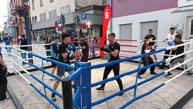 Das Team Boxing VS zeigt seine Kampfkünste.