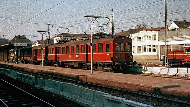 Wehratalbahn und Dieselzug Nr. 641017 auf Gleis 2 in Bad Säckingen. Unser Archivbild entstand 1970. Einst hat es auch Pläne für eine ...