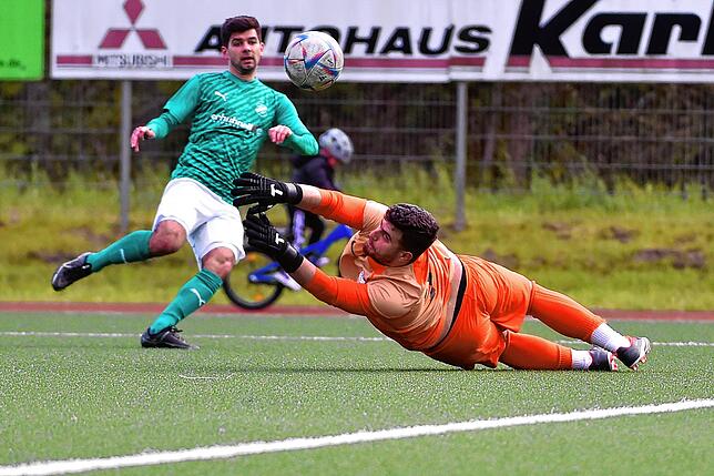 Tor: Beim 2:0 für den FC Zell durch Fabrice Neto Loureiro (links) hatte der Torhüter des VfB Waldshut, Beytullah Köroglu, keine ...