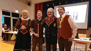 Jonah Keller (Zweiter von links) ist neuer Narrenvater. Michaela Barthel (links) und Reiner Marquart (Zweiter von rechts) mit Daniel ...