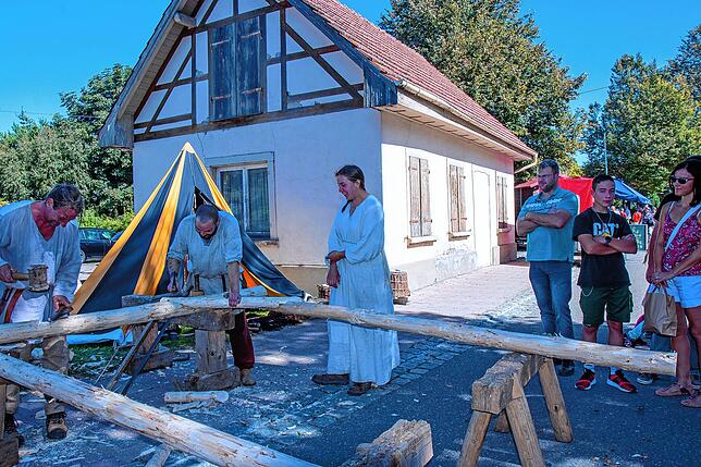 Aufmerksame Beobachter fanden die Campus-Galli-Bauleute bei ihrer Vorführung mittelalterlicher Handwerkstechniken.