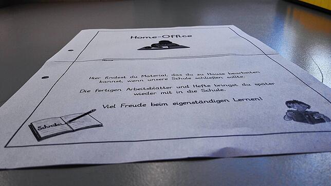 Den Schülern der Klosterringschule werden bereits am Freitag Aufgabenblätter mit nach Hause gegeben.