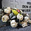 „DEN OPFERN SCHWERER JAHRE“: Für die Opfer des Zweiten Weltkriegs wurde erst 1968 ein Mahnmal vor der Friedhofskapelle eingerichtet.