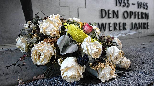 „DEN OPFERN SCHWERER JAHRE“: Für die Opfer des Zweiten Weltkriegs wurde erst 1968 ein Mahnmal vor der Friedhofskapelle eingerichtet.