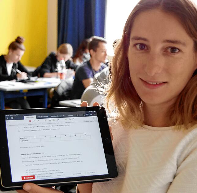 Digitaler Unterricht an der Konstanzer Wessenbergschule: Lehrerin Jasmin Dietrich zeigt ihr Tablet, mit dem sie den Schülern eine ...