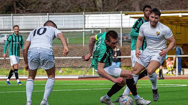 Am Ball: Kapitän Jonas Krumm bleibt dank dieser Einlage im Ballbesitz. Die Laufenburger Alexander Schneider (rechts) und Sandro Knab ...