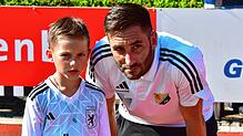 Gespanntes Warten: Michael Hagmann und sein Sohn Mika ersehnen den Schlusspfiff beim 2:1-Sieg des SV 08 Laufenburg im Aufstiegsspiel ...