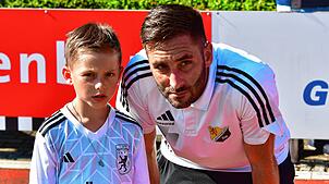 Gespanntes Warten: Michael Hagmann und sein Sohn Mika ersehnen den Schlusspfiff beim 2:1-Sieg des SV 08 Laufenburg im Aufstiegsspiel ...