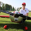 Lukas Maurer mit seinem Modellflugzeug „Extra NG“ auf dem Fluggelände zwischen Ahausen und Ittendorf. Der 24-Jährige hat bereits einige ...