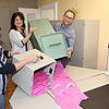 In grellem Rosa fallen in Mönchweiler die Kuverts mit den Stimmzetteln aus den Wahlurnen. Pünktlich beginnen Wahlleiter Sebastian ...
