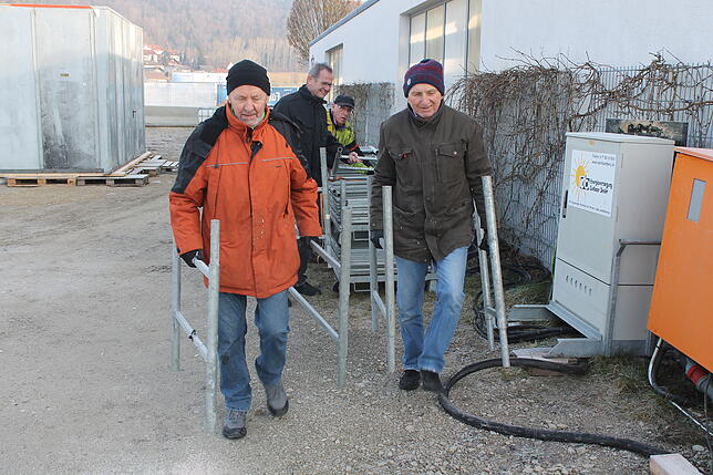 Bild 6: Bilder: Der Aufbau der Blumberger Eisbahn geht in die Endphase