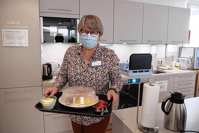 Essen ist fertig: Simone Dautel mit Essenstablett. Bei den Mahlzeiten im Hospiz werden auch gern Sonderwünsche erfüllt. Ein Koch mit ...