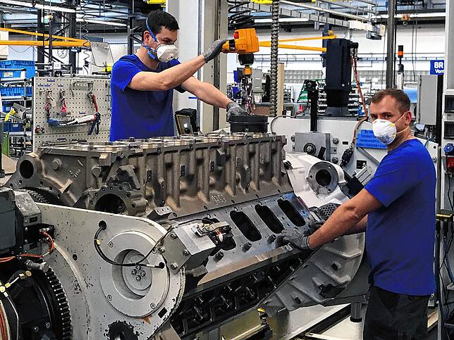 Bei Rolls-Royce Power Systems arbeiten vor allem Produktionsmitarbeiter in Präsenz, allerdings mit Masken.