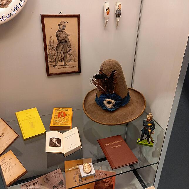 Memorabilia wie Lithografien, Druckschriften, Pfeifenköpfe, Hecker-Figurinen aus der Manufaktur Zizenhausen (rechts) oder ein hoher ...