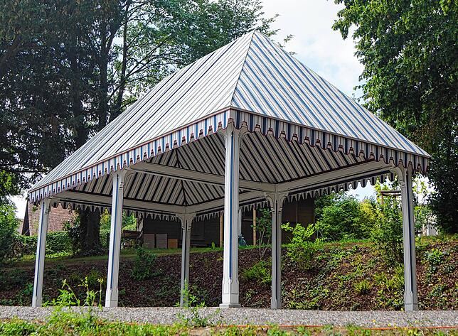 Der Pavillon ist mit einem Blechdach gedeckt und nicht mit Stoff bezogen, wie ein erster Eindruck erwarten lässt.