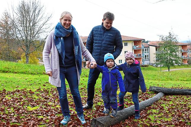 Während der Reha für verwaiste Familien der Nachsorgeklinik Tannheim genießen Nele Veddeler und Martin Jacobsen mit ihren Kindern Jano ...