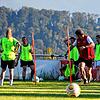Der Ball rollt wieder. Trainer Ralf Lauber erläutert mit vollem Einsatz, wie er sich die Trainingseinheit vorstellt.