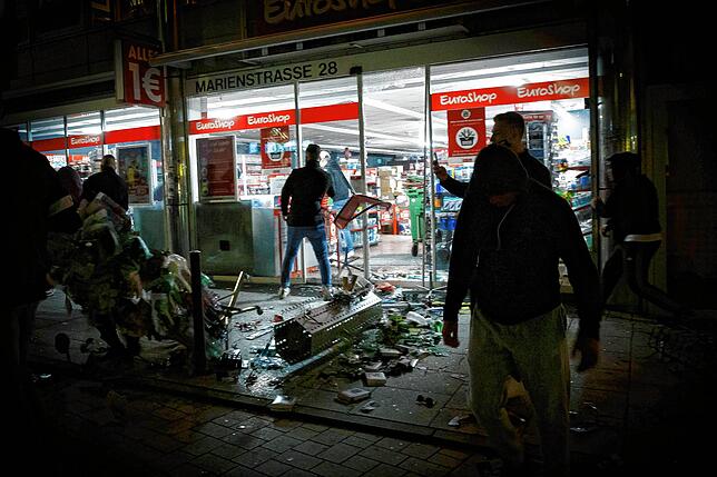 Nacht auf 22. Juni 2020: In Stuttgart demolieren aggressive Gruppen ein Geschäft in der Marienstraße.