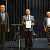 Werner Roth (Mitte) wurde für 50 Jahre Mitgliedschaft beim Bauverein geehrt, links Andreas Kunzelmann, Geschäftsführung, rechts Oskar ...