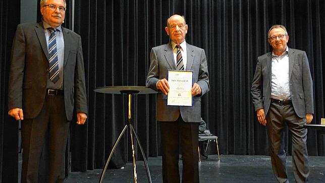 Werner Roth (Mitte) wurde für 50 Jahre Mitgliedschaft beim Bauverein geehrt, links Andreas Kunzelmann, Geschäftsführung, rechts Oskar ...