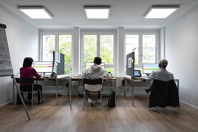 Schweiz, Basel-Stadt: Mitarbeiter des Gesundheitsamtes zur Kontakt-Nachverfolgung sitzen im Contact Tracer Zentrum an ihren Computern. ...