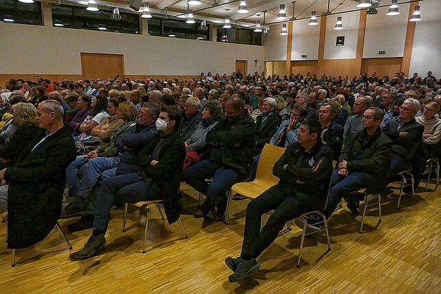 450 Sauldorferinnen und Sauldorfer sind zur Kandidatenvorstellung ins Bürgerhaus gekommen, schätzt Bürgermeister Wolfgang Sigrist. | ...