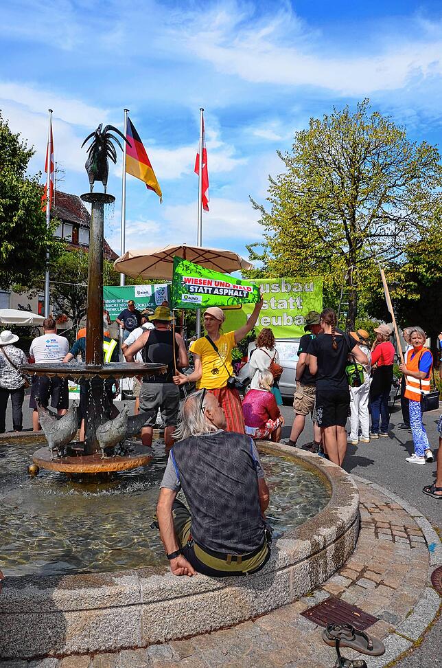 Viele Besucher kühlen sich bei der Hitze im Hennenbrunnen ab.