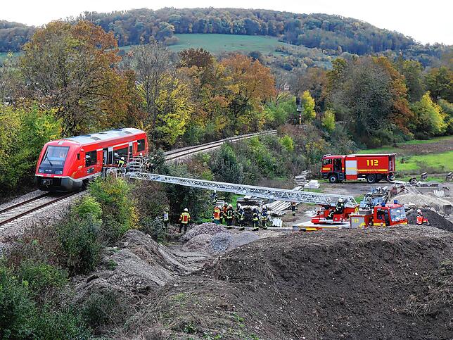 Auch die Evakuierung einer Regionalbahn war Bestandteil der Übung. Die Schwerverletzten werden mit der Drehleiter und einer auf dem Korb ...