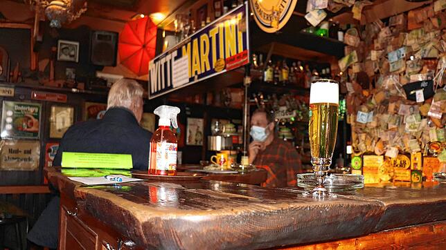 Am Tresen im Galgenhölzle – oder im Nebenzimmer? In der Überlinger Kultkneipe sollen am Donnerstag rechtsradikale Parolen skandiert ...