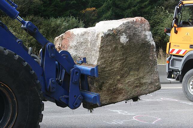 Bild 16: Bilder vom Abtransport des Felsbrockens auf der A81 nach dem Unfall nahe Trossingen
