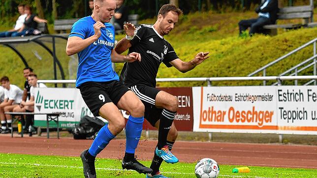 Matchwinner: Marius Thoma (links) war von David Mollmann und der Reserve des SV 08 Laufenburg schwer zu stoppen. Der Stürmer traf ...