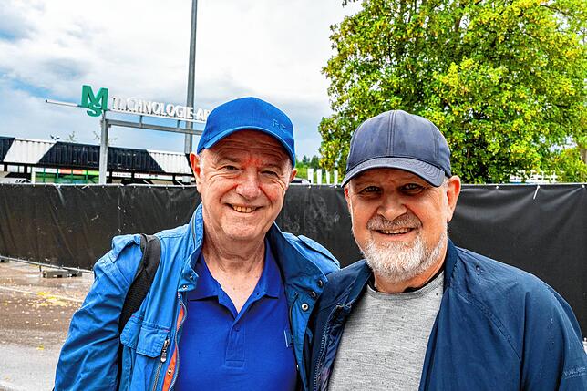 Der Sportdirektor des FC Liverpool, Jörg Schmadtke (rechts), mit seinem Freund Ronny Zeller kurz vor Spielbeginn in der ...