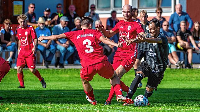 Kaum zu stoppen: Francesco Melina (rechts) vom FC Hochrhein bewies wieder einmal seine Qualitäten und umkurvt die Grießener Simon ...