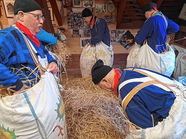 Ordentliche Mengen Stroh, bestimmt fünf Kilo, sind nötig, um die Hose auszufüllen.