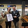 Schiedsrichter Olaf Kuchenbecker (rechts) überreicht Volker Paul im Sportcenter Fazz die Urkunde für das Erreichen des bisherigen ...