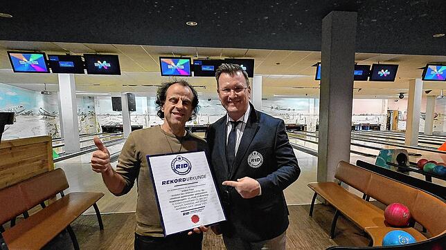 Schiedsrichter Olaf Kuchenbecker (rechts) überreicht Volker Paul im Sportcenter Fazz die Urkunde für das Erreichen des bisherigen ...