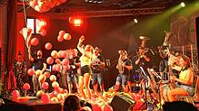 Nenas Song ist hier wörtlich zu nehmen: 99 Luftballons oder auch viel mehr auf der Bühne der Wollmatinger Halle.